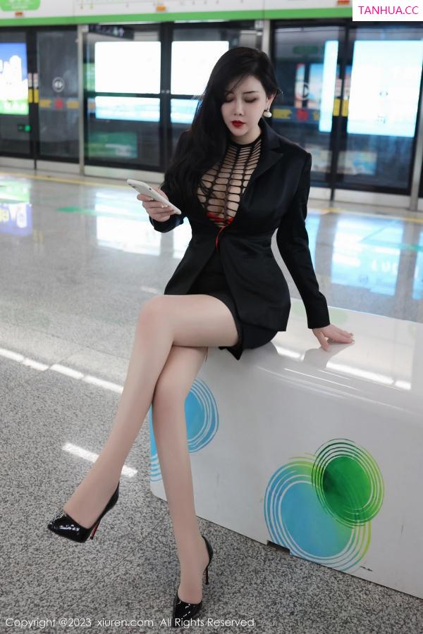 王格 王婉悠 [XiuRen]高清写真图 2023.03.16 No.6421 王婉悠Queen 丝袜OL第15张图片